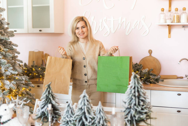 mujer sosteniendo paquetes de entrega, Navidad. - Foto, imagen