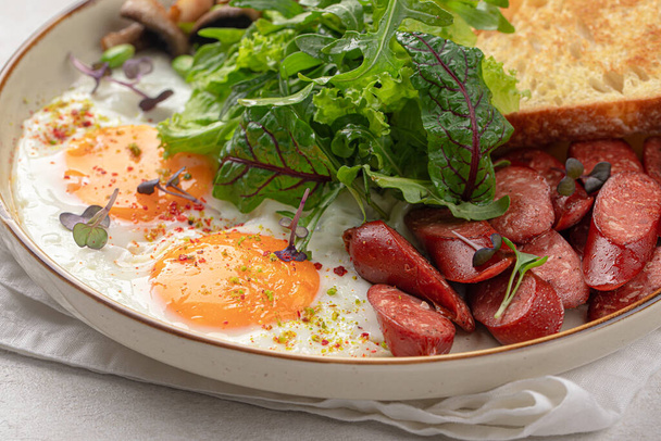 Petit déjeuner anglais classique avec œufs frits et saucisses - Photo, image