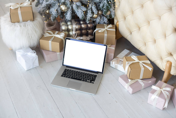 Computer portatile con schermo bianco in sfondi invernali albero di Natale. - Foto, immagini