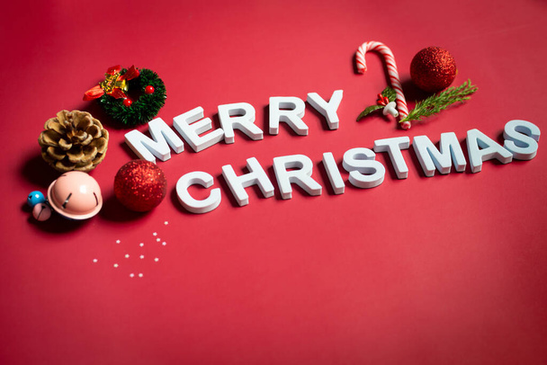 vánoční pozadí s dekoracemi a jedlovými větvemi na červeném dřevěném stole - Fotografie, Obrázek