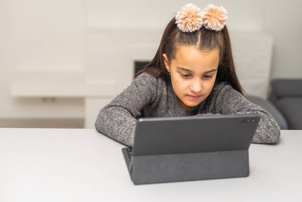 Kızlar el tablete yazma ödev oturumunda kapatmak - Fotoğraf, Görsel