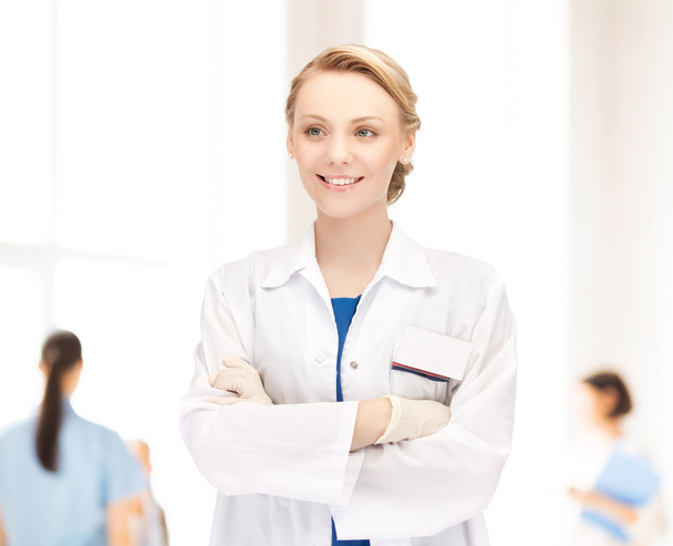 Усміхнена молода жінка-лікар в лікарні
 - Фото, зображення
