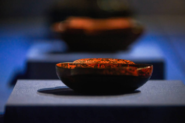 Ancienne cuvette en laque rouge chinoise reliques culturelles close-up - Photo, image