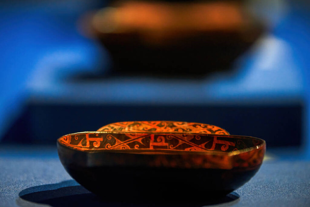 Oude Chinese rode lak schaal culturele relikwieën close-up - Foto, afbeelding