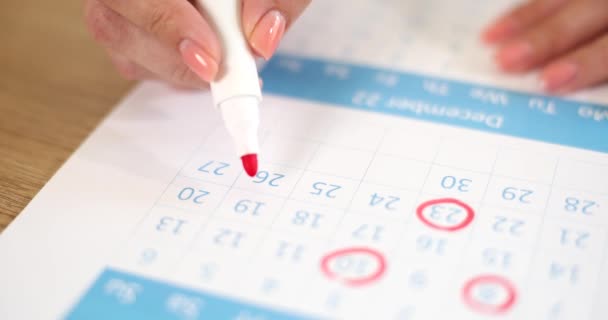 Žena na stole krouží dny v kalendáři, detailní záběr, zpomalení. Plánování, důležité události - Záběry, video