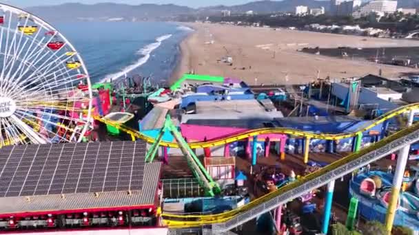  Dron lecący nad karuzelą na molo Santa Monica  - Materiał filmowy, wideo