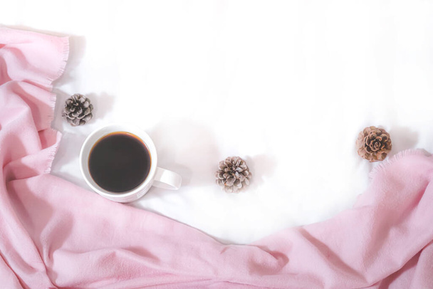 kávéscsésze és egy kötött pulóver fehér alapon - Fotó, kép