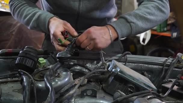  javítás az autó, hegesztés elektromos vezetékek végzi egy szerelő - Felvétel, videó