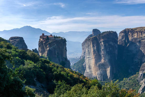 Una vista del monasterio de Santa Trinidad y el paisaje de Meteora - Foto, Imagen