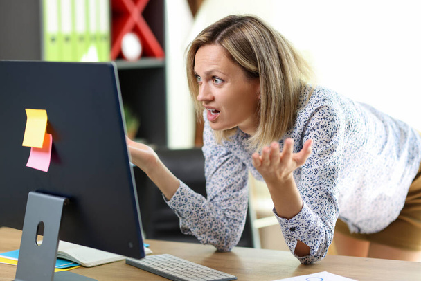 Problème financier, résultats inattendus, manque d'argent. Femme d'affaires confus et stressé regardant de près l'écran d'ordinateur. - Photo, image