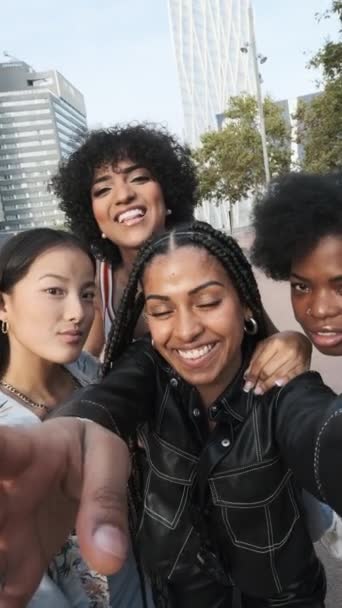 Κατακόρυφο βίντεο σε αργή κίνηση χαρούμενων πολυπολιτισμικών φίλων και διεμφυλική λήψη selfie - Πλάνα, βίντεο