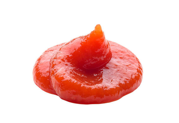 éclaboussure de ketchup isolé sur un fond blanc. ketchup rouge ou sauce tomate tourbillon goutte - Photo, image