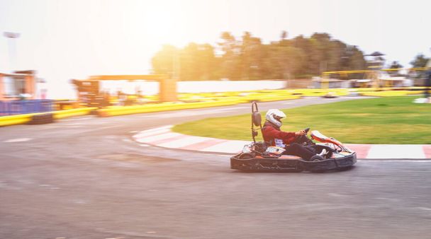 Karting competitie of racewagens rijden voor de overwinning op een racebaan - Foto, afbeelding