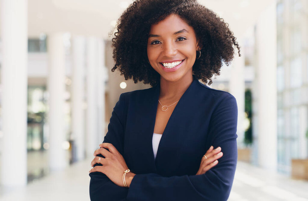 Mujer corporativa, retrato y sonrisa de líder en oficina con los brazos cruzados. Gerente de negocios, ceo feliz y la motivación de liderazgo de inicio en el lugar de trabajo moderno o empoderamiento de la mujer negra emprendimiento. - Foto, imagen