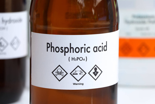 fosforihappo lasissa, kemikaali laboratoriossa ja teollisuudessa, analyysissä käytettävät kemikaalit tai tuotannossa käytettävät raaka-aineet - Valokuva, kuva