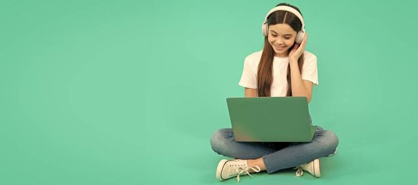 Çocukluk gelişimi. Bilgisayarda çocuk sohbeti. İnternetten al. Okula dönüyorum. Gençleri etkileyen blog yazarlığı. Kulaklıklı mutlu kız. Kablosuz kulaklıkla giyin. Modern eğitim. iletişim teknolojisi. - Fotoğraf, Görsel