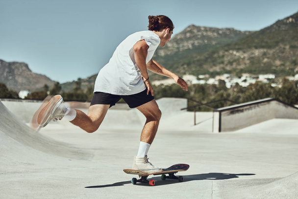 Skaten, jongeman en skateboard op skatepark in de stad, fitness of training voor trendy hobby. Jeugd, schaatser en lichaamsbeweging in betonnen stadsbeeld, skateboarder en sportieve beweging buitenshuis. - Foto, afbeelding