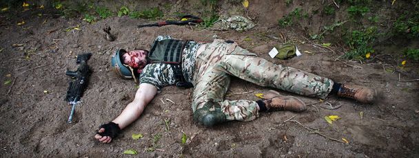 Nato elveszti őr csapat srác fájdalom enyém fegyver lövés vége védi élet trauma marad harc esik sötét mező föld. 1 bűncselekmény veszély ijesztő horror támogatás szenvednek mentős shell sokk hős hulla bűnöző baj koncepció - Fotó, kép