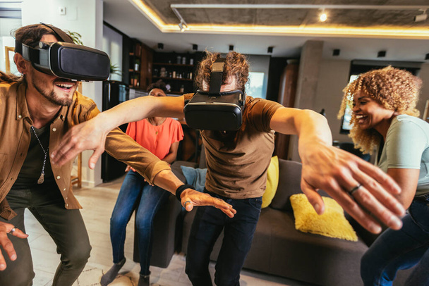 amis heureux s'amuser avec VR à l'intérieur de la maison - Photo, image