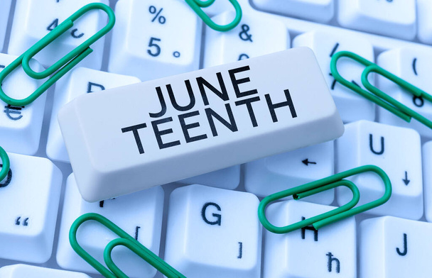Texto que presenta June Teenth, Internet Concept fiesta legal en los Estados Unidos en conmemoración del fin de la esclavitud en los EE.UU. - Foto, Imagen