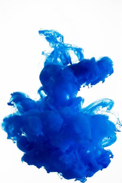 Couleur bleue coulant sous forme de fumée, mouvement abstrait lisse par peinture acrylique - Photo, image