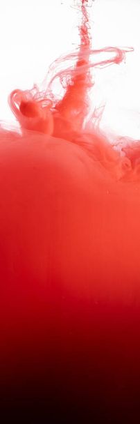Czerwony kolor płynący w postaci dymu, gładkie abstrakcyjne poruszanie się farbą akrylową - Zdjęcie, obraz