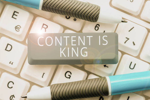 Signo que muestra el contenido es rey, el significado del concepto El contenido es el corazón de las estrategias de marketing actuales - Foto, Imagen