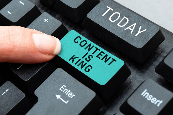 La scrittura del testo Content Is King, Business idea Il contenuto è il cuore delle strategie di marketing di oggi - Foto, immagini