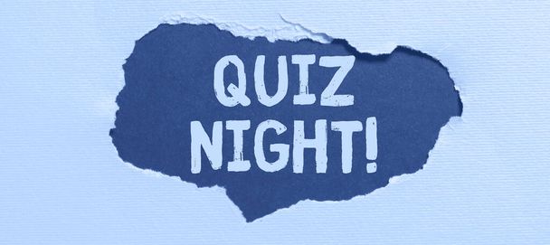 Teksten weergeven Quiz Night, Business approach avond test kennis competitie tussen individuen - Foto, afbeelding