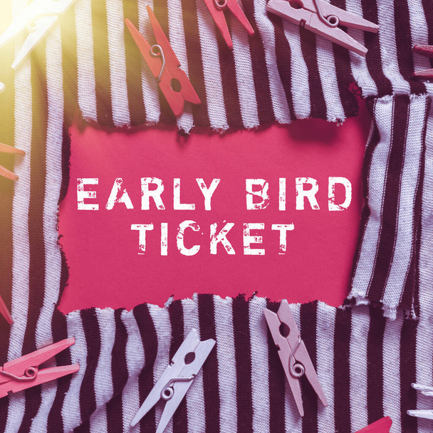 Szöveg felirat bemutató Early Bird Ticket, Word Írt vásárlás egy jegyet, mielőtt megy ki eladó rendszeres áron - Fotó, kép