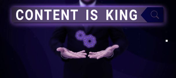 Texto a mano El contenido es el rey, Visión general del negocio El contenido es el corazón de las estrategias de marketing actuales - Foto, imagen