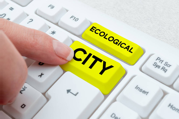 Szöveg felirat az Ökológiai Város, Üzleti koncepció emberi település modellezett önfenntartó struktúra - Fotó, kép