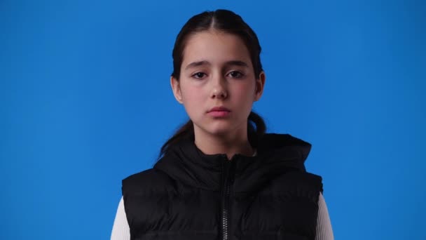 4k Video von leeren Emotionen eines Mädchens auf blauem Hintergrund. Konzept der leeren Emotion. - Filmmaterial, Video