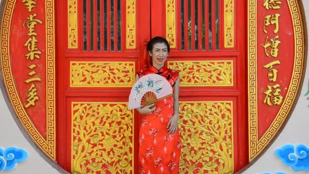 Γυναίκα στο φόρεμα της παραδοσιακά κινέζικα. - Πλάνα, βίντεο