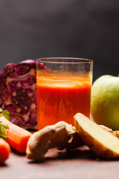 Healthy carrot smoothie - Foto, afbeelding