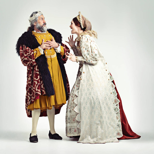 Were you always this shrill mlady. Studio shot of a king and queen arguing - 写真・画像