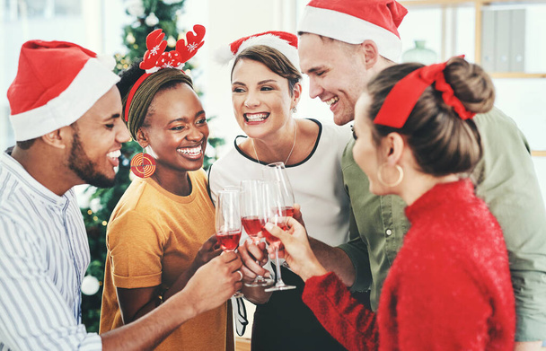 Joulujuhla, toimisto ja liikemiehet paahtoleipää, hymyillä tai onnellinen yhdessä. Joulua, monimuotoisuutta ja samppanjaa juhlaan, ryhmämenestykseen ja viinilaseihin onnea, iloa ja lomaa varten. - Valokuva, kuva