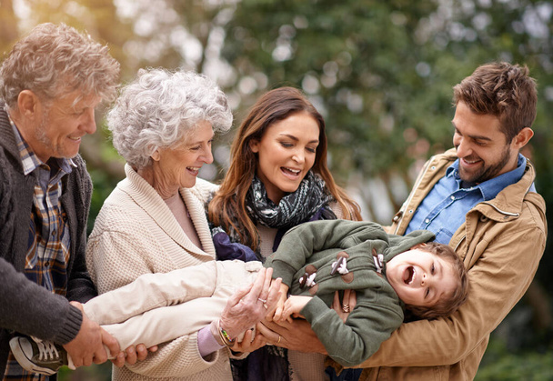 Rozmazluje se láskou. Tři generace rodin si spolu užívají den v parku - Fotografie, Obrázek
