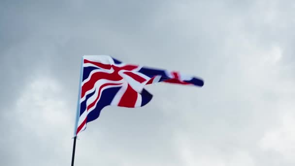 Bandera británica ondeando en el cielo inglés - Imágenes, Vídeo