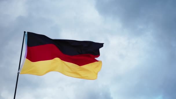 Bandiera tedesca sventola nel cielo dal vento - Filmati, video