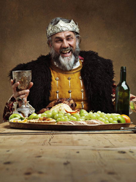 王室の晩餐会に参加してくれ。宴会場で一人で食べる大人の王様 - 写真・画像