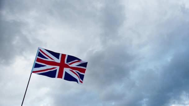 Brytyjska flaga na angielskim niebie - Materiał filmowy, wideo