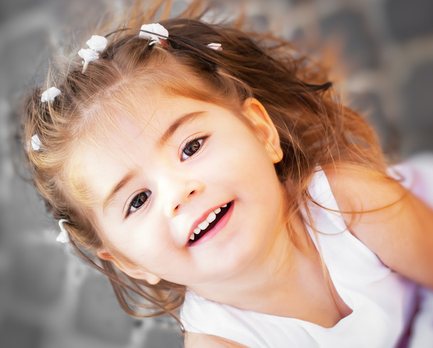 Portret van een mooie kleine meisje close-up - Foto, afbeelding