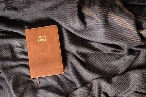Egy kis barna biblia a paláston, másoló, lapos biblia. - Fotó, kép