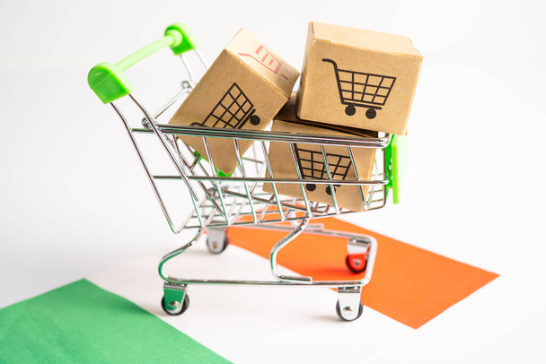 Kosár logóval ellátott doboz és Írország zászló, Import Online vásárlás vagy e-kereskedelem finanszírozás szállítási szolgáltatás áruház termék szállítás, kereskedelem, szállító koncepció. - Fotó, kép