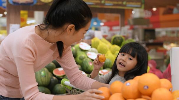 Shopping concepts of 4k Resolution. Asian women shopping for fruit in a mall. - Foto, immagini