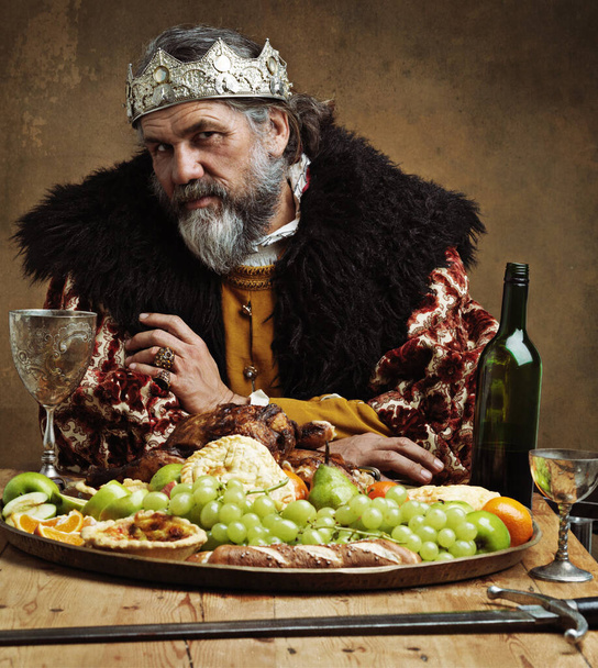 一番上に孤独だ。宴会場で一人で食べる大人の王様 - 写真・画像