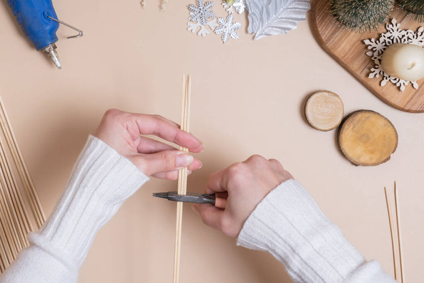 Árbol de Navidad de bricolaje de bambú palos paso a paso vista superior. - Foto, imagen
