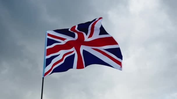 Βρετανική σημαία που κυματίζει στον αγγλικό ουρανό - Πλάνα, βίντεο
