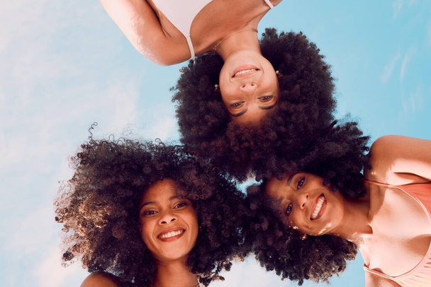 Błękitne niebo, przyjaciele i portret grupy czarnych kobiet cieszą się wakacjami, wakacjami i weekendem na świeżym powietrzu. Wolność, piękno i twarz dziewczyn w kręgu zabawy, przygody i szczęścia w przyrodzie. - Zdjęcie, obraz